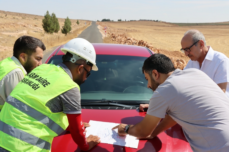 VİRANŞEHİR KIRSAL MAHALLELERİNİN YOL LEVHALARI YENİLENDİ