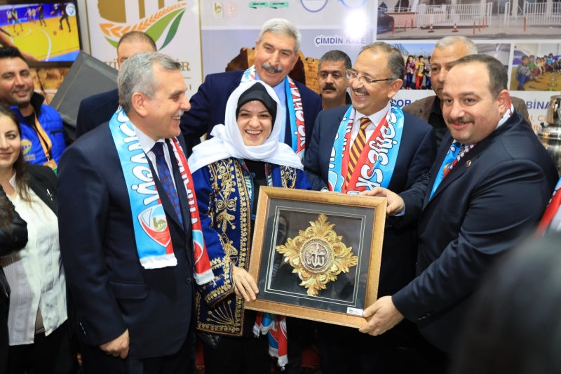 YEREL YÖNETİMLER BAŞKANI ÖZHASEKİ ŞANLIURFA STANDINDA