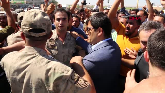 Yol kapatıp, pamuk fiyatının açıklanmasını istediler