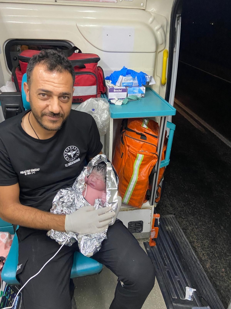 Yolda Gerçekleşen Doğum Başarıyla Tamamlandı: Anne ve Bebek Sağlıklı