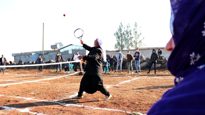 Yöresel kıyafetlerle tenis maçı