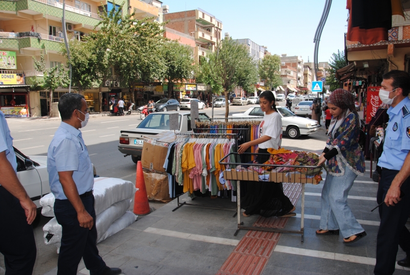 ZABITA EKİPLERİNDEN KALDIRIM İŞGALİ DENETİMİ